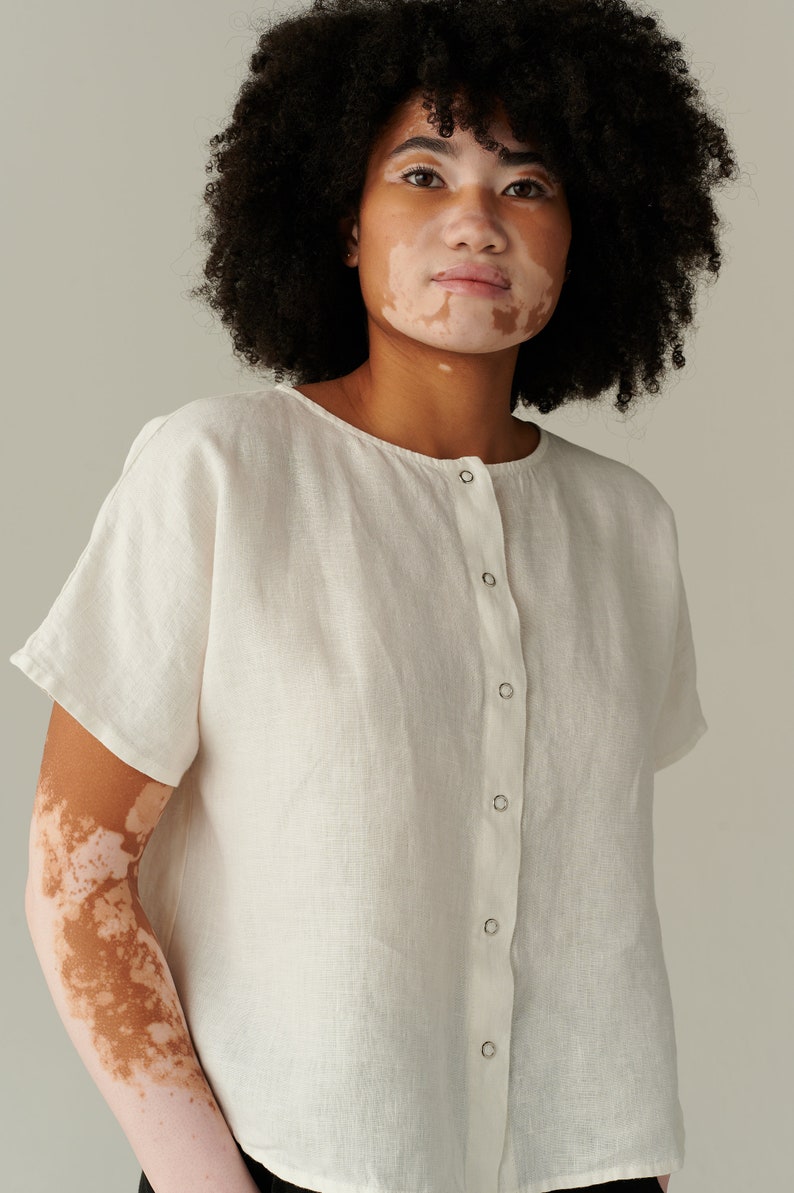 Kurzärmlige Leinenbluse in Naturweiß mit Knopfleiste