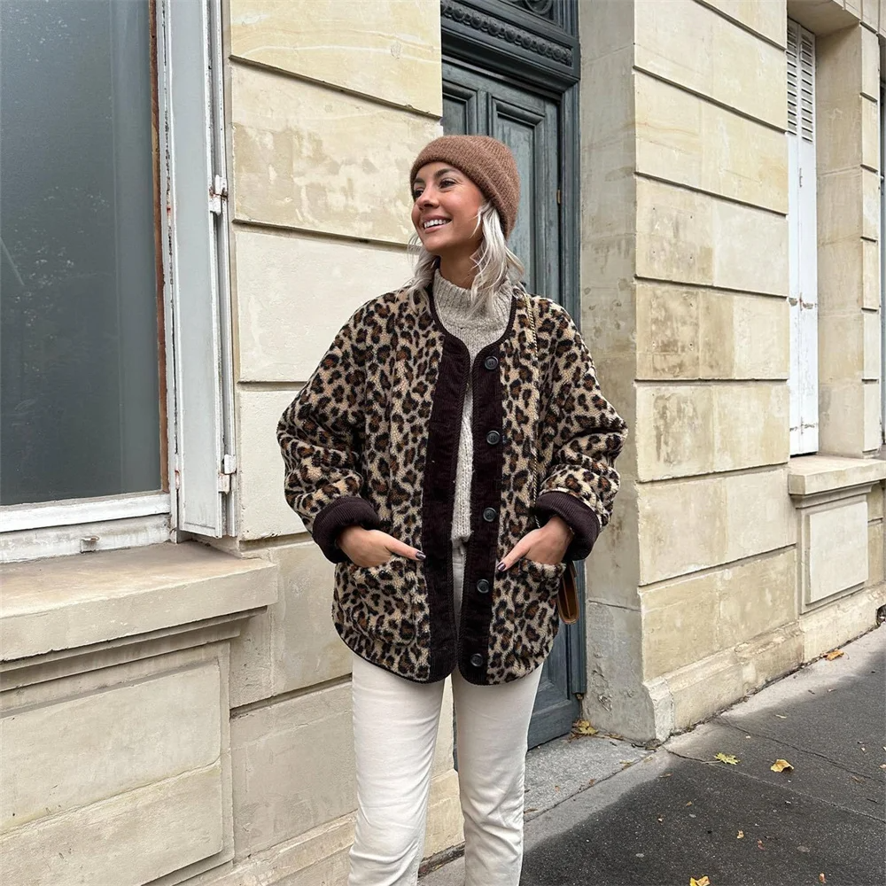 Amelia – Lässige Damen Teddy Jacke mit Animal-Muster und Knopfleiste
