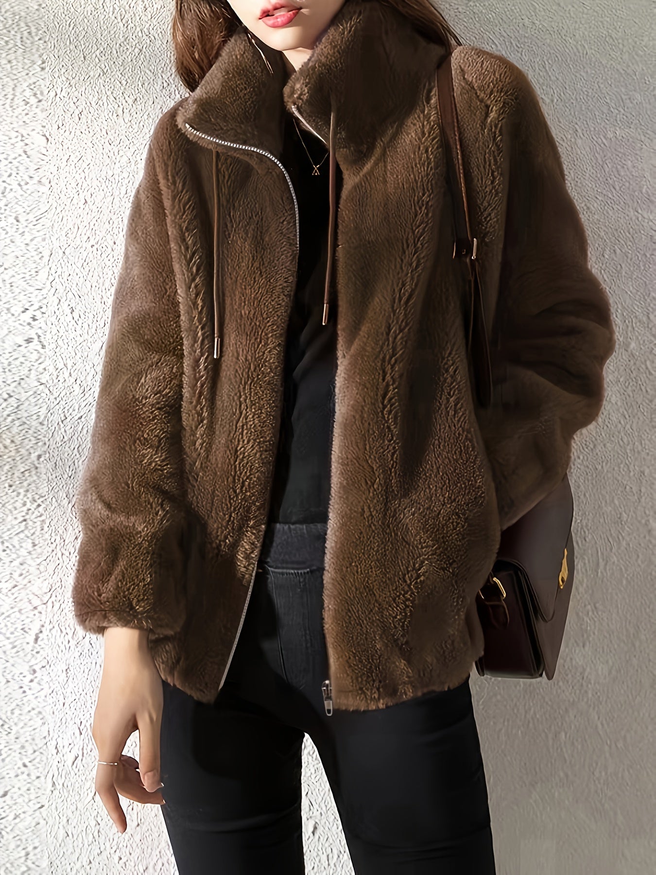 Dagmara – Flauschige Kunstpelz Damenjacke mit Stehkragen