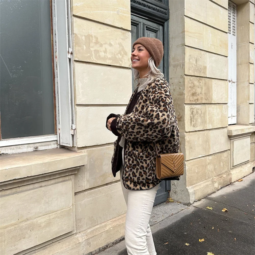 Amelia – Lässige Damen Teddy Jacke mit Animal-Muster und Knopfleiste