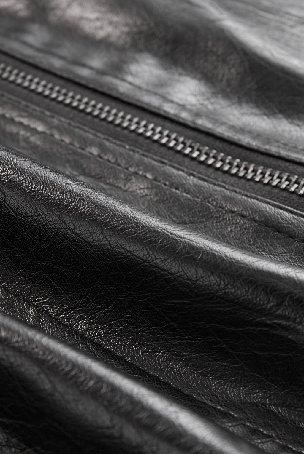 Ravea – Figurbetonte Lederjacke für Damen