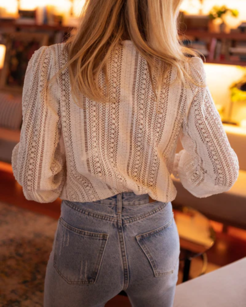 Amira – Damen Bluse mit Häkelspitze und V-Ausschnitt