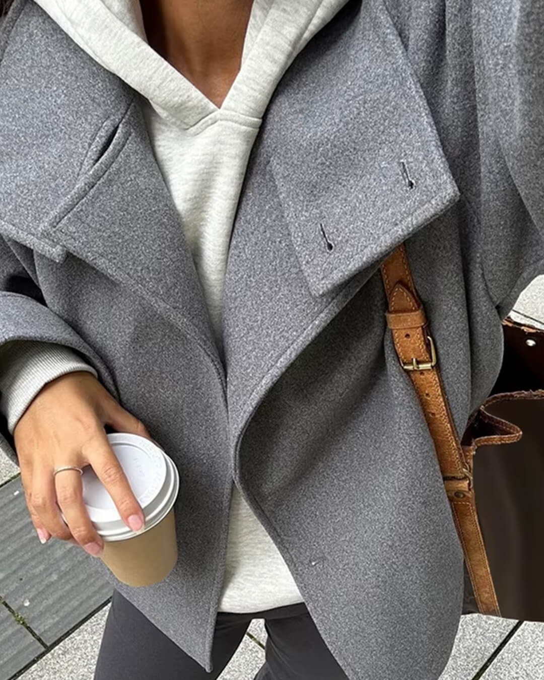 Stylische Damenjacke mit hohem Kragen und lässiger Silhouette - J&B - 2 - Annoboutique