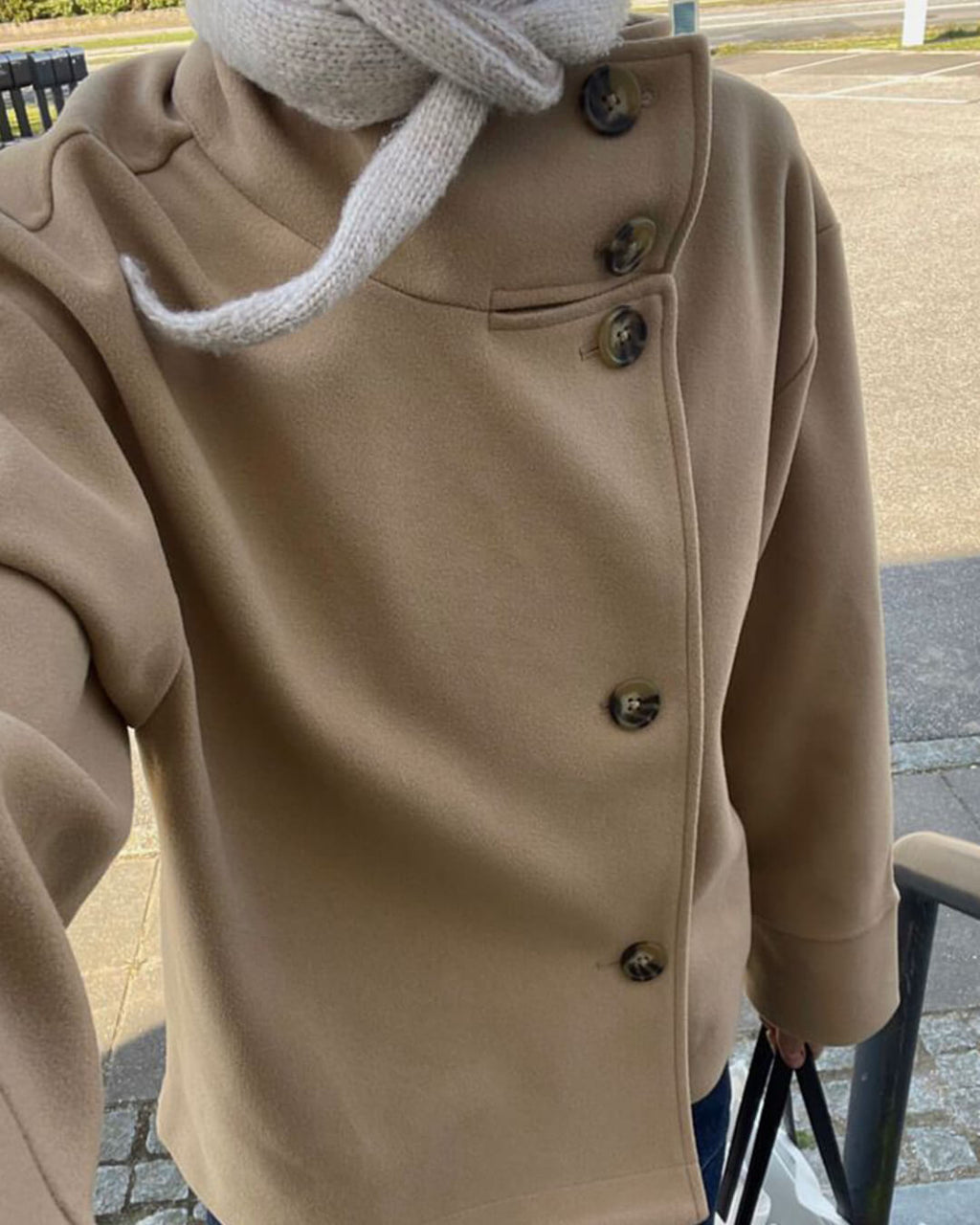 Stylische Damenjacke mit hohem Kragen und lässiger Silhouette - J&B - 6 - Annoboutique