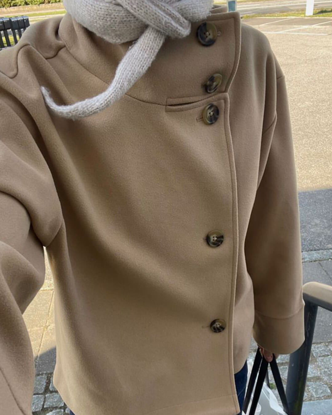 Stylische Damenjacke mit hohem Kragen und lässiger Silhouette - J&B - 6 - Annoboutique