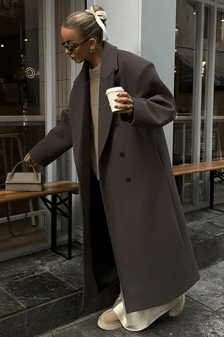 Elegante lange Jacke für Damen mit lockerem Schnitt und breitem Revers - J&B - 7 - Annoboutique