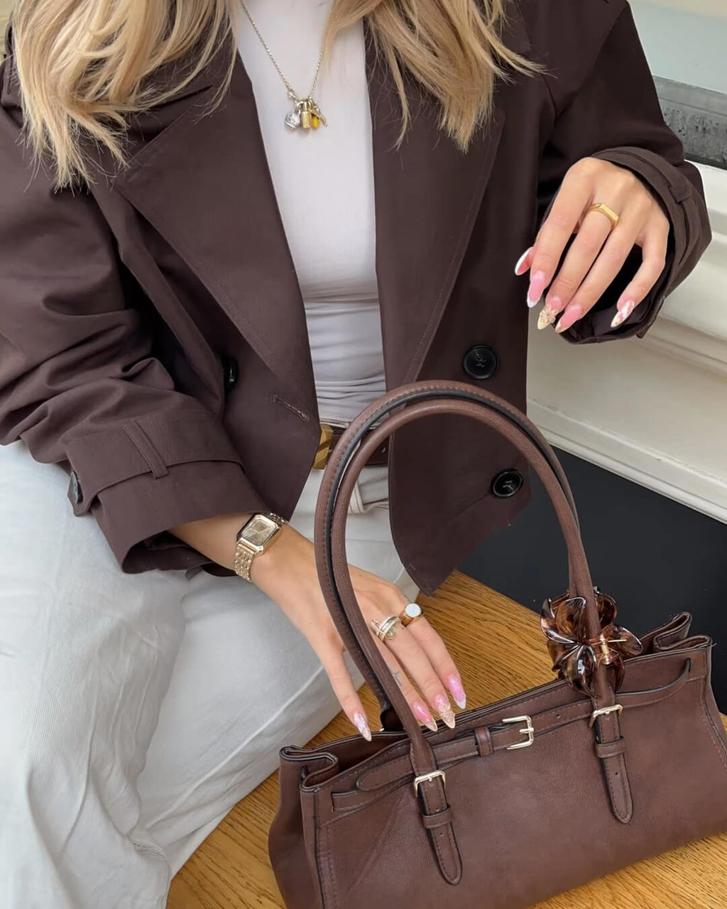 Elegante kurze Damenjacke mit Doppelknopf-Design und Taillengürtel - J&B - 8 - Annoboutique