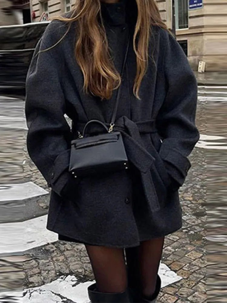 Modische Damenjacke mit Taillengürtel und hohem Kragen - J&B - 3 - Annoboutique
