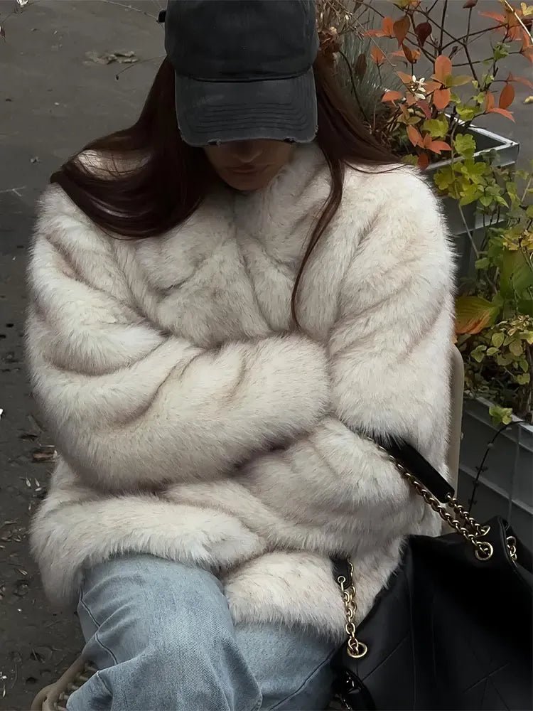 Oversize Damenjacke aus Kunstfell mit gemütlicher Textur - J&B - 7 - Annoboutique