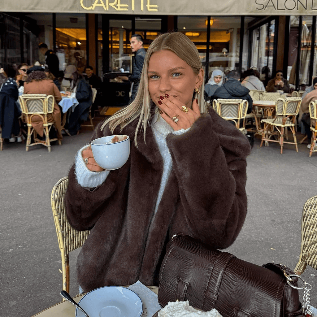 Elegante Damenjacke aus Kunstfell - Kurz und Chic von J&B - 3 - Annoboutique