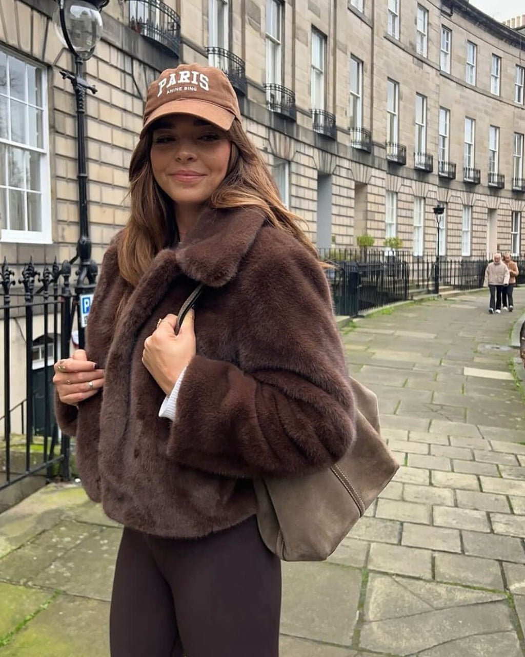 Elegante Damenjacke aus Kunstfell - Kurz und Chic von J&B - 4 - Annoboutique