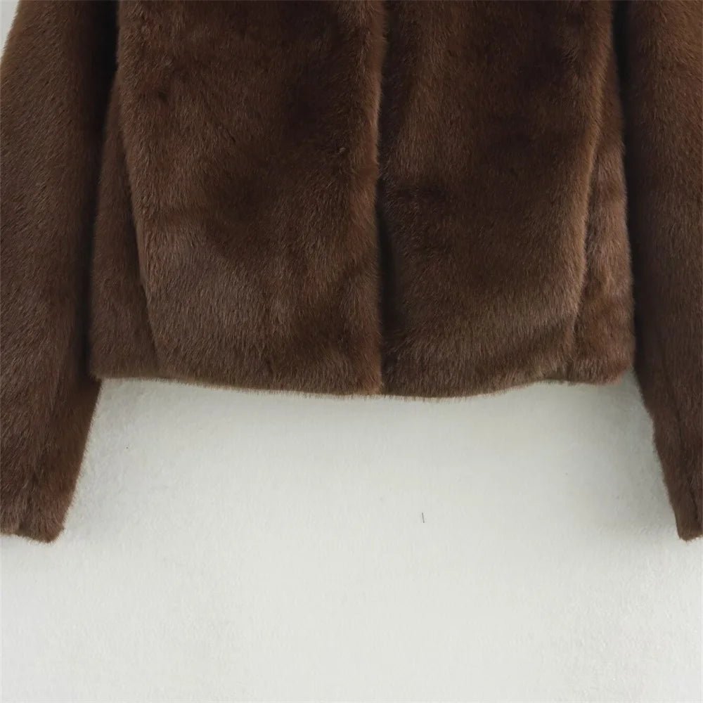 Elegante Damenjacke aus Kunstfell - Kurz und Chic von J&B - 9 - Annoboutique