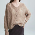 Eleganter Damenpullover mit V-Ausschnitt und Zopfmuster - J&B - 2 - Annoboutique