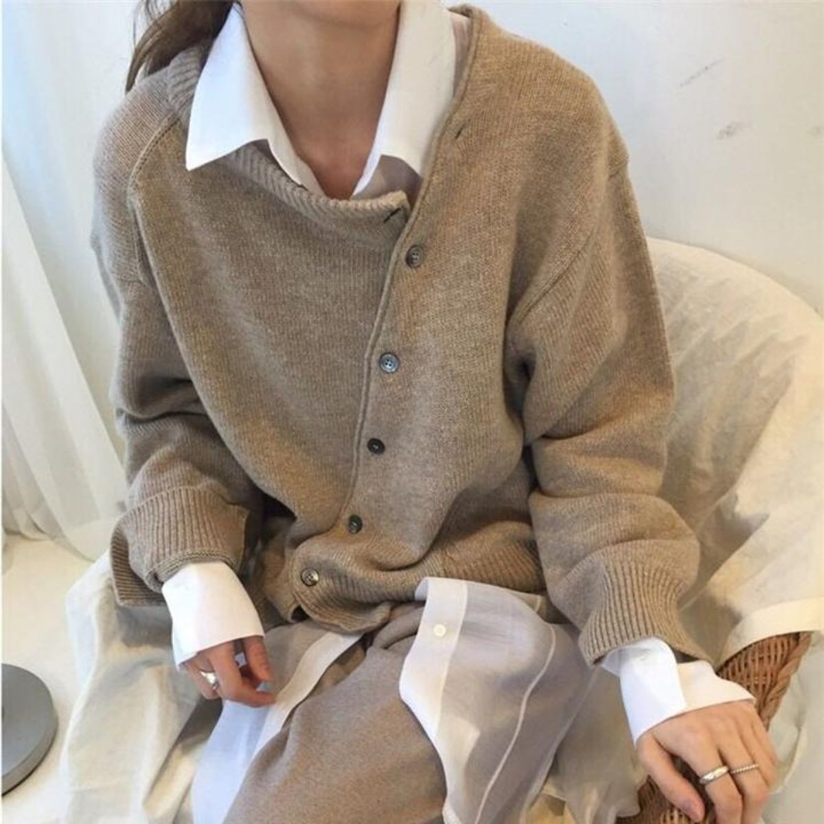 Modischer Damenpullover aus kuscheligem Strick mit Knopfdetails und lockerer Passform - J&B - 4 - Annoboutique