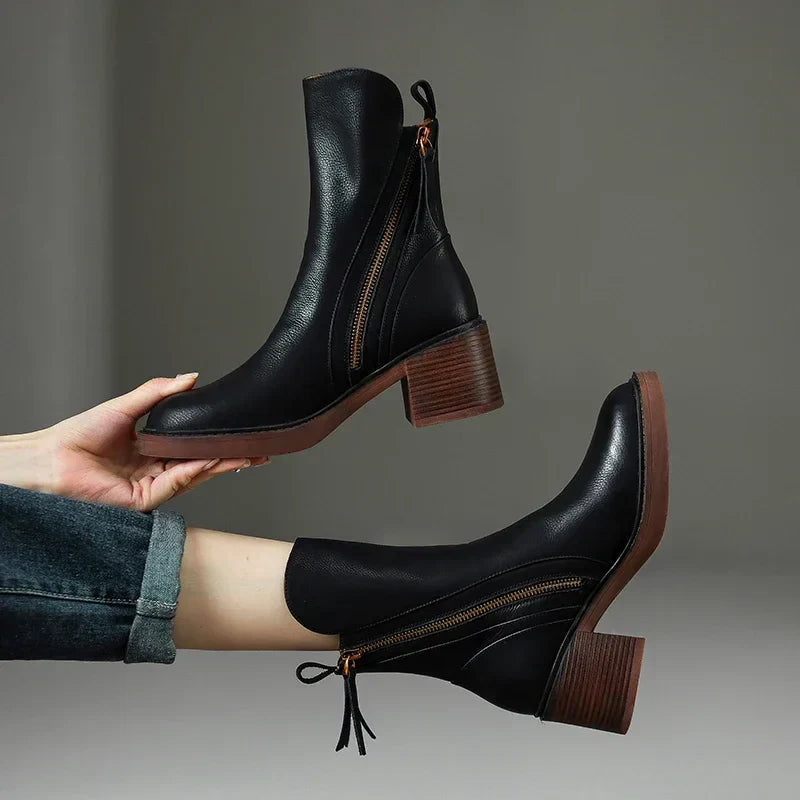 Damen Stiefeletten mit seitlichem Reißverschluss und robustem Blockabsatz - J&B - 1 - Annoboutique