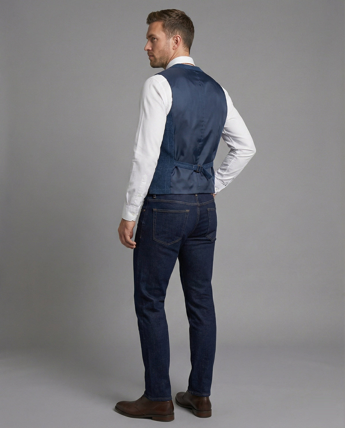Elegante Herrenweste im Fischgrätenlook mit Kettenakzent - J&B - 4 - Annoboutique