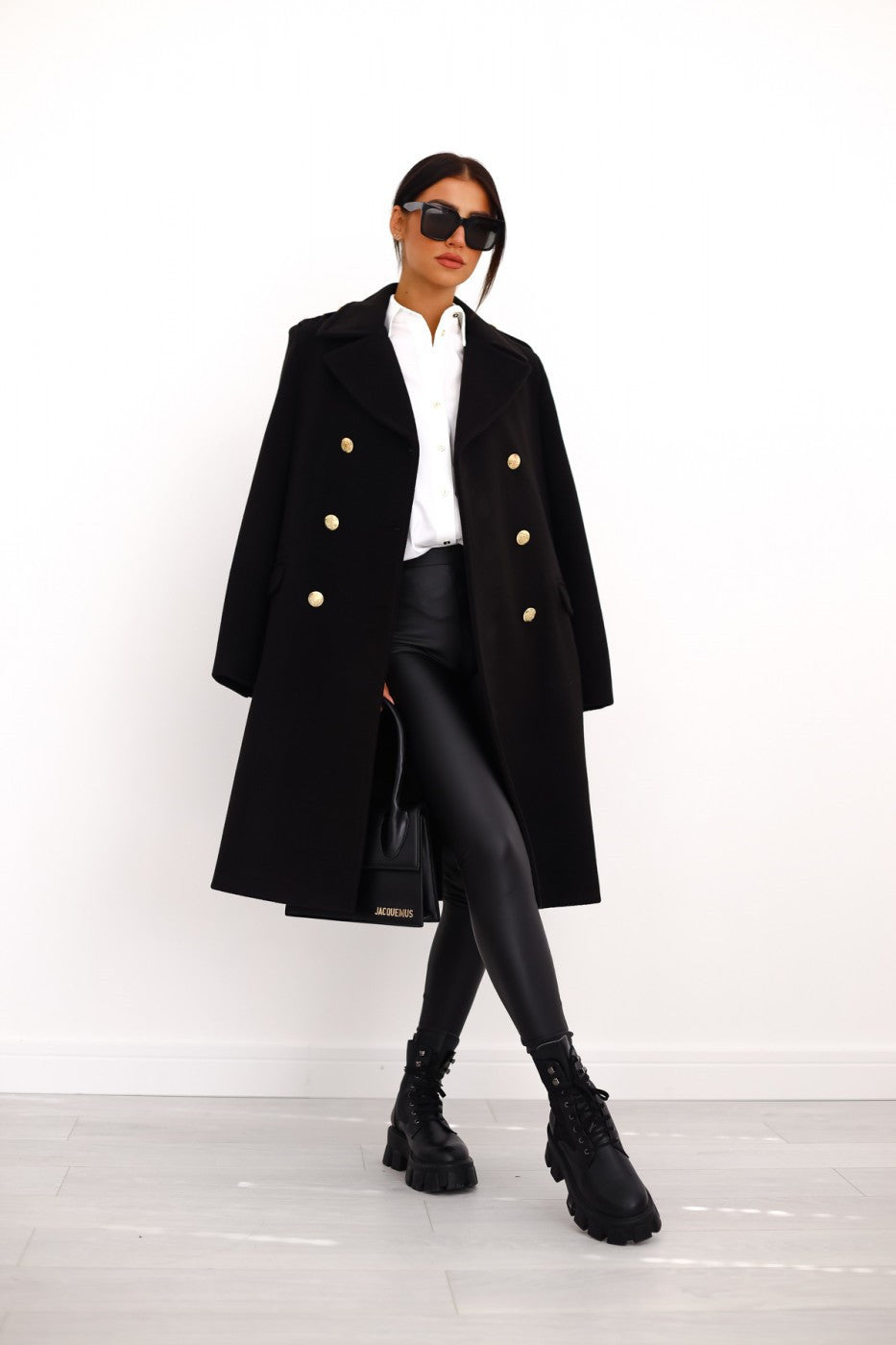 Eleganter doppelreihiger Damenmantel mit breitem Revers und praktischen Taschen - J&B - 6 - Annoboutique