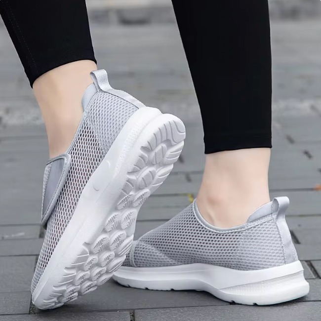 Komfortable Slipper für Damen mit Diabetes - Breite Passform und individuell einstellbare Riemen - J&B - 5 - Annoboutique