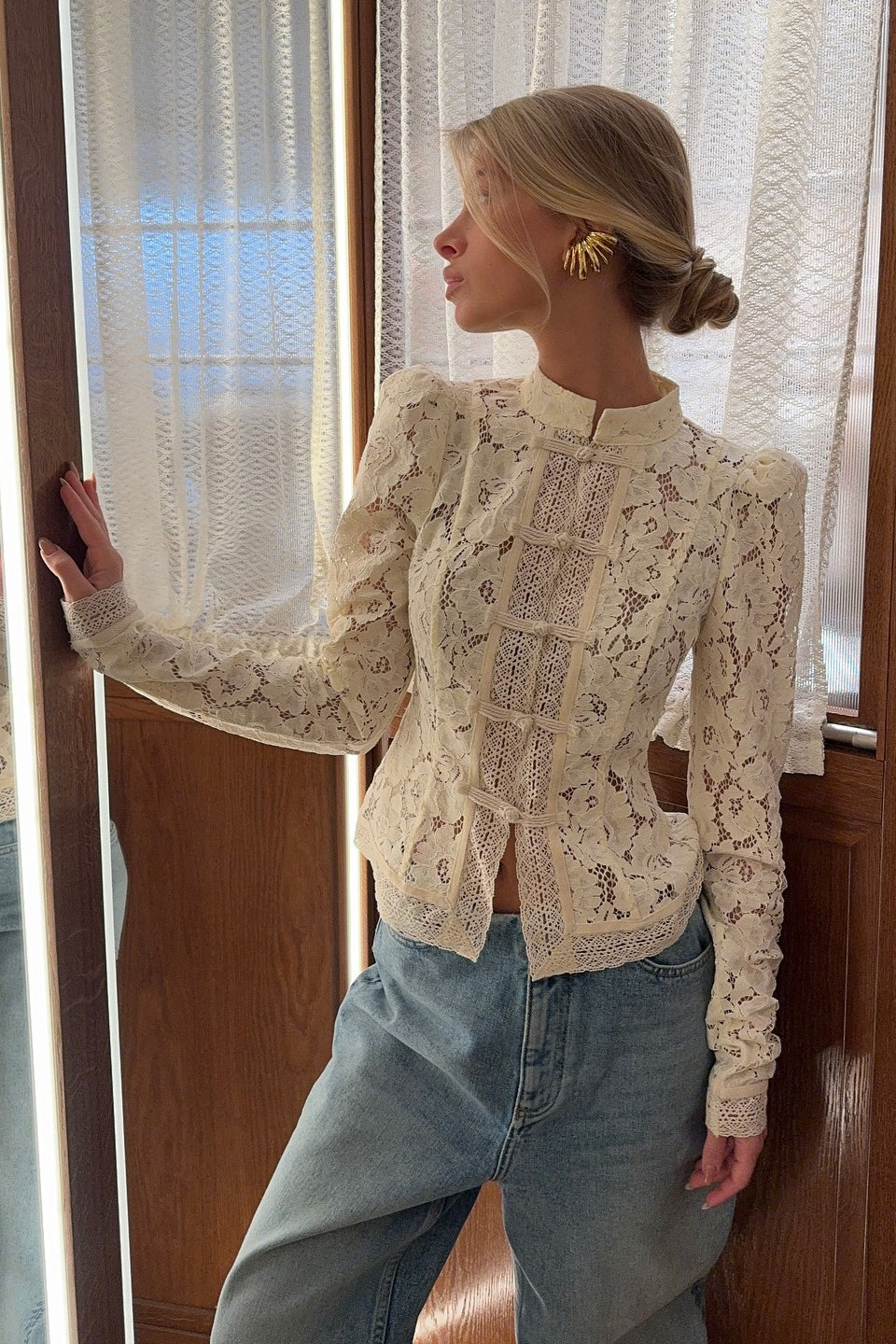 Bluse Damen mit hohem Kragen und detailreicher Knopfleiste | A&B - 2 - Annoboutique