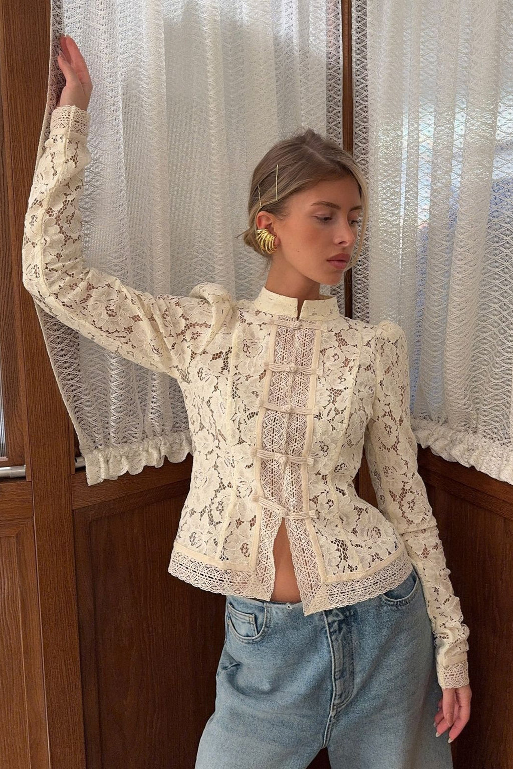 Bluse Damen mit hohem Kragen und detailreicher Knopfleiste | A&B - 3 - Annoboutique