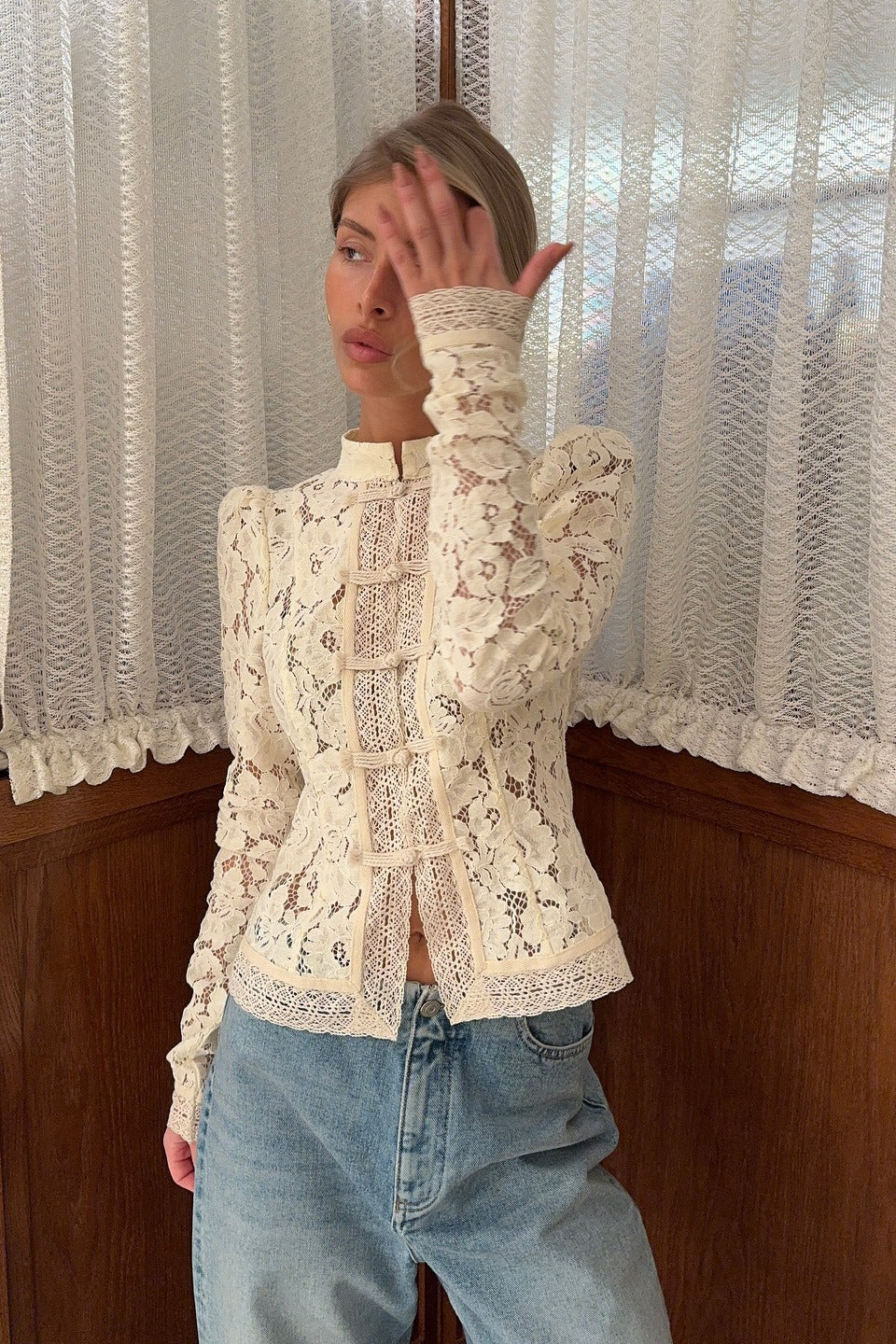 Bluse Damen mit hohem Kragen und detailreicher Knopfleiste | A&B - 4 - Annoboutique