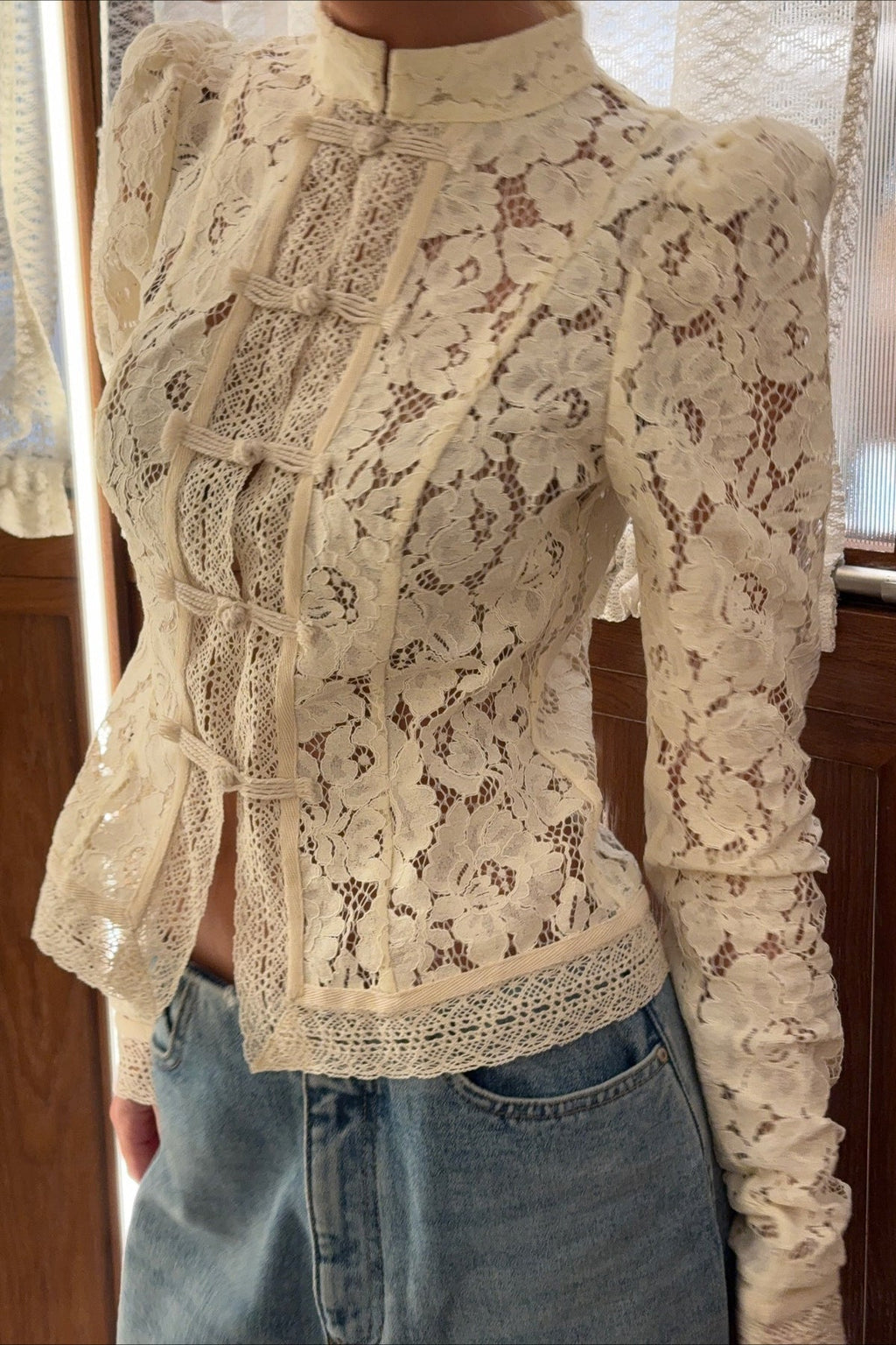 Bluse Damen mit hohem Kragen und detailreicher Knopfleiste | A&B - 6 - Annoboutique