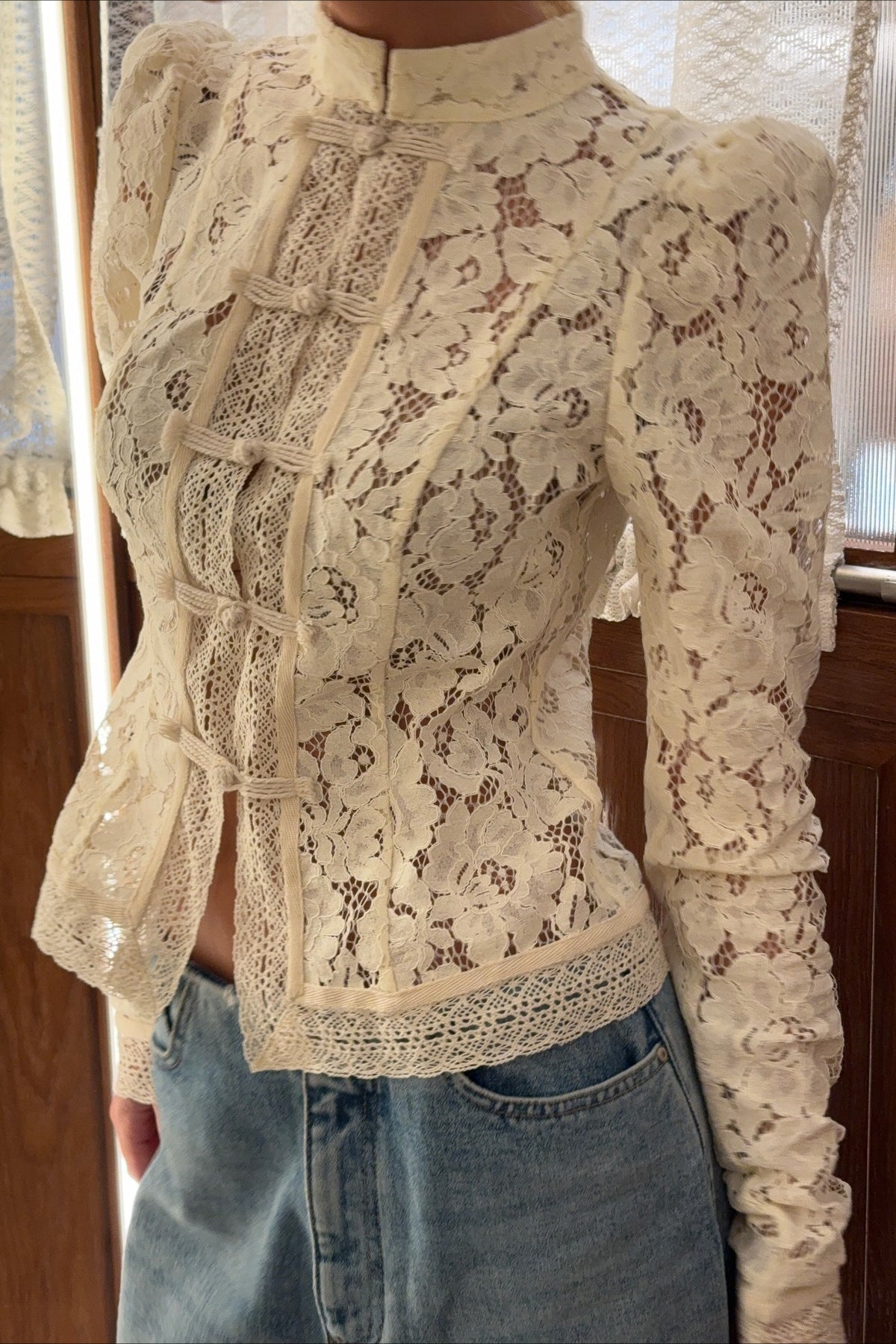 Bluse Damen mit hohem Kragen und detailreicher Knopfleiste | A&B - 6 - Annoboutique