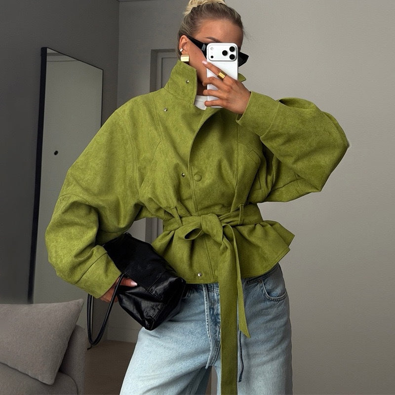 Modische Damenjacke mit hohem Kragen und Taillengürtel | A&B - 1 - Annoboutique