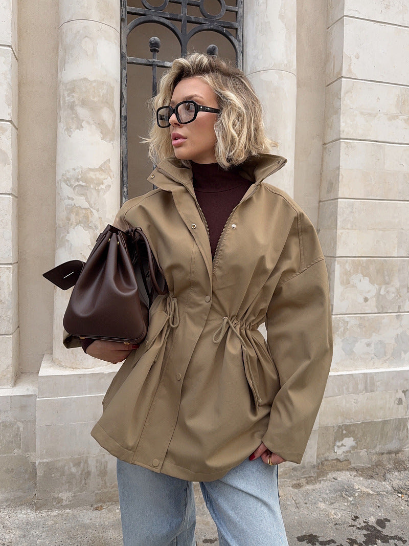 Damenjacke mit hohem Kragen und taillierbarem Detail | A&B - 1 - Annoboutique