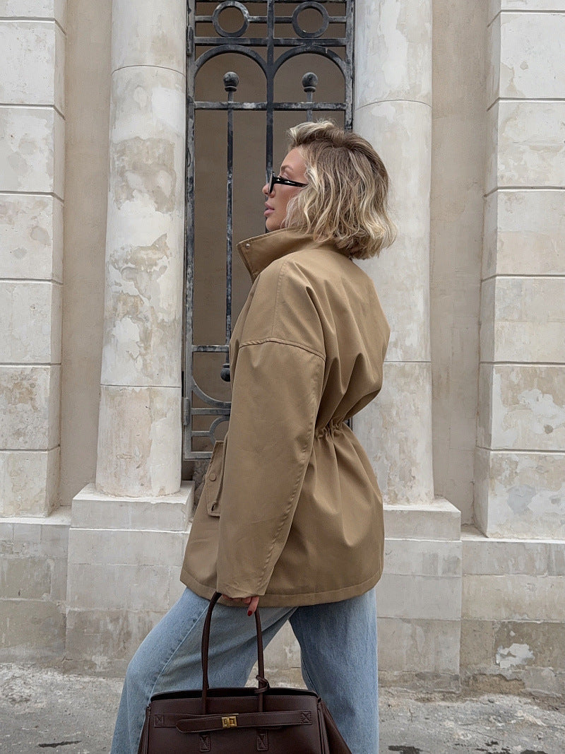 Damenjacke mit hohem Kragen und taillierbarem Detail | A&B - 2 - Annoboutique