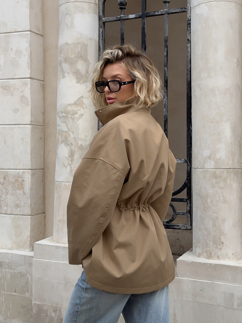 Damenjacke mit hohem Kragen und taillierbarem Detail | A&B - 4 - Annoboutique