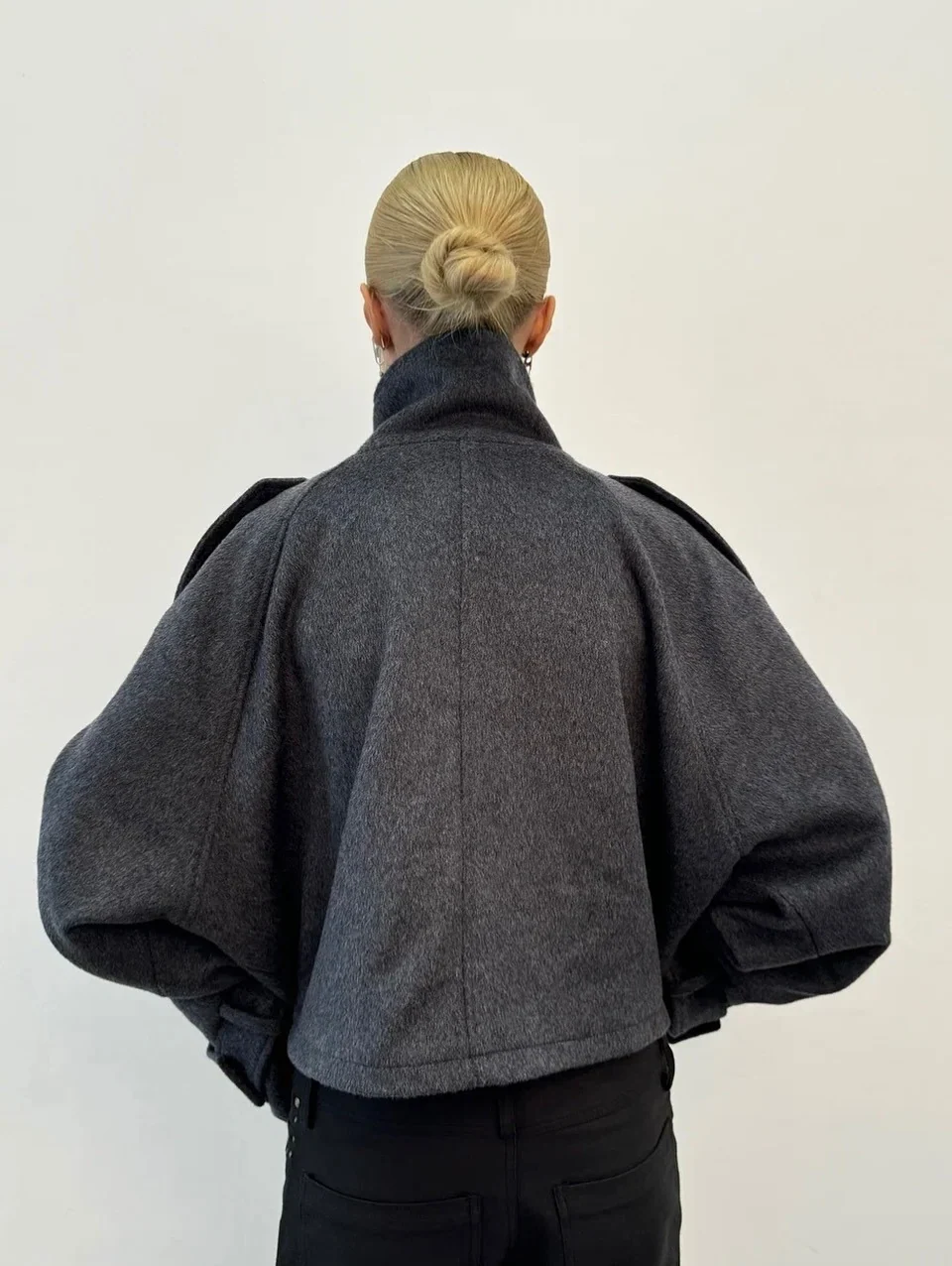 Damenjacke mit hohem Kragen und lässigem Schnitt | A&B - 3 - Annoboutique