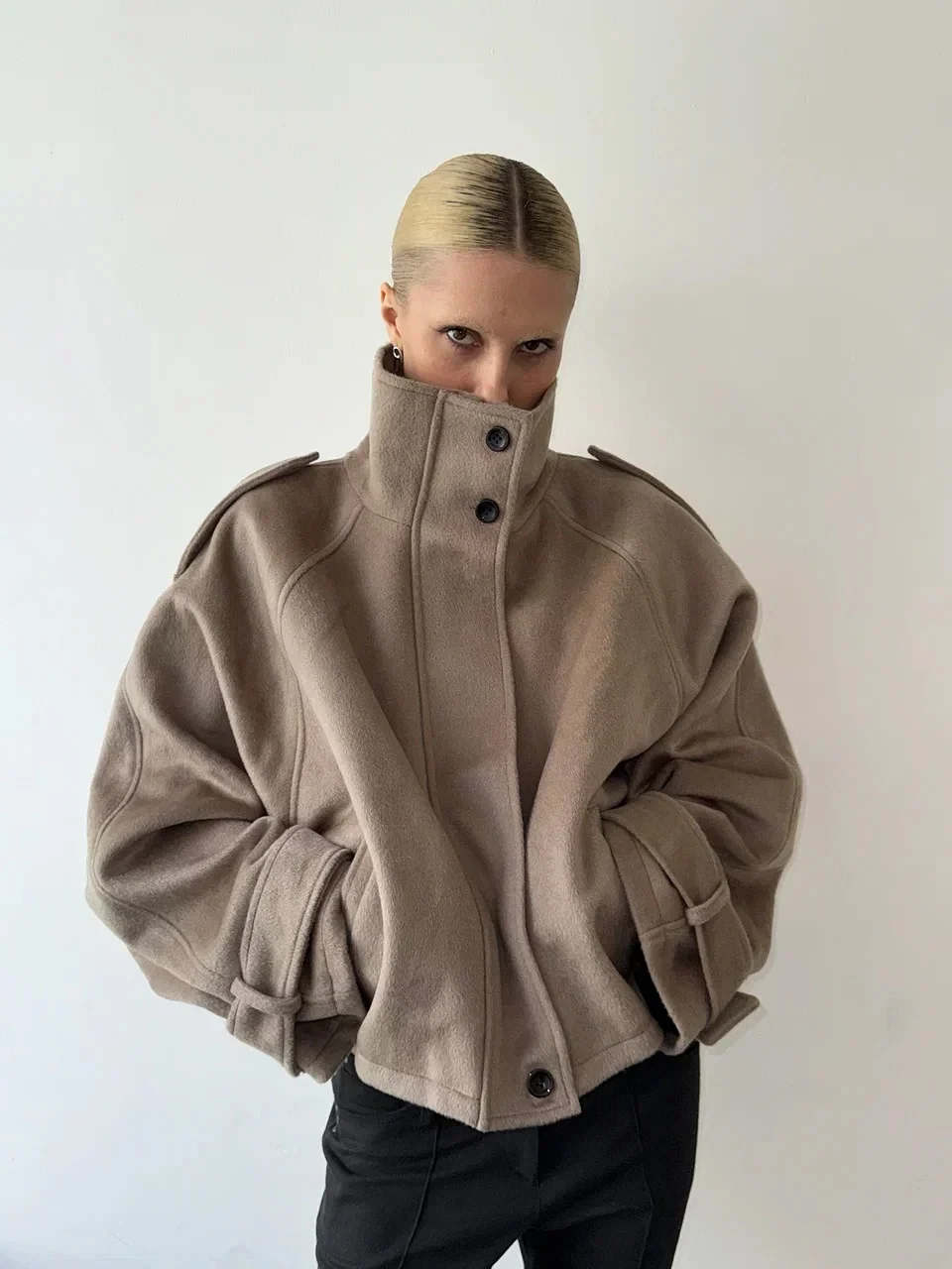 Damenjacke mit hohem Kragen und lässigem Schnitt | A&B - 4 - Annoboutique