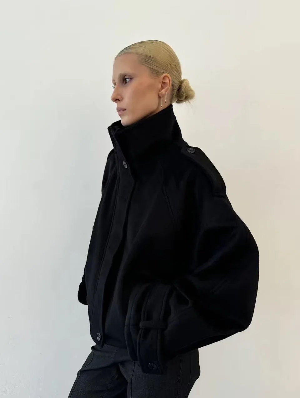 Damenjacke mit hohem Kragen und lässigem Schnitt | A&B - 8 - Annoboutique