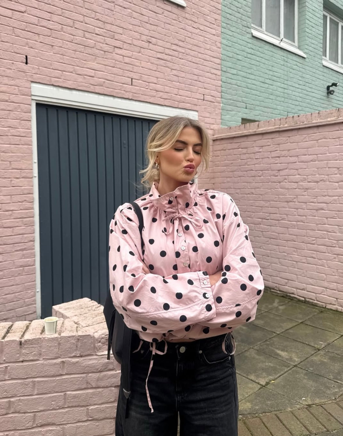 Bluse Damen mit hohem Kragen und voluminösen Ärmeln | A&B - 3 - Annoboutique