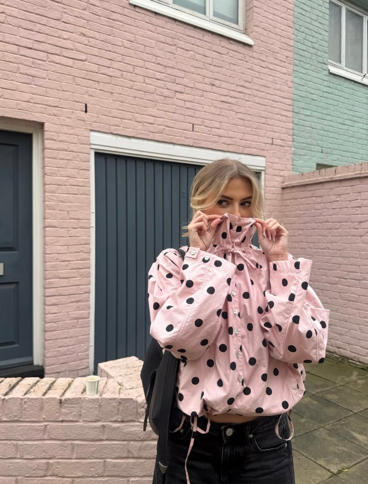 Bluse Damen mit hohem Kragen und voluminösen Ärmeln | A&B - 4 - Annoboutique