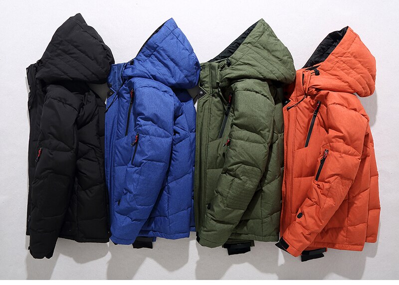 Sportliche Herrenjacke mit abnehmbarer Kapuze und praktischen Taschen | A&B - 1 - Annoboutique