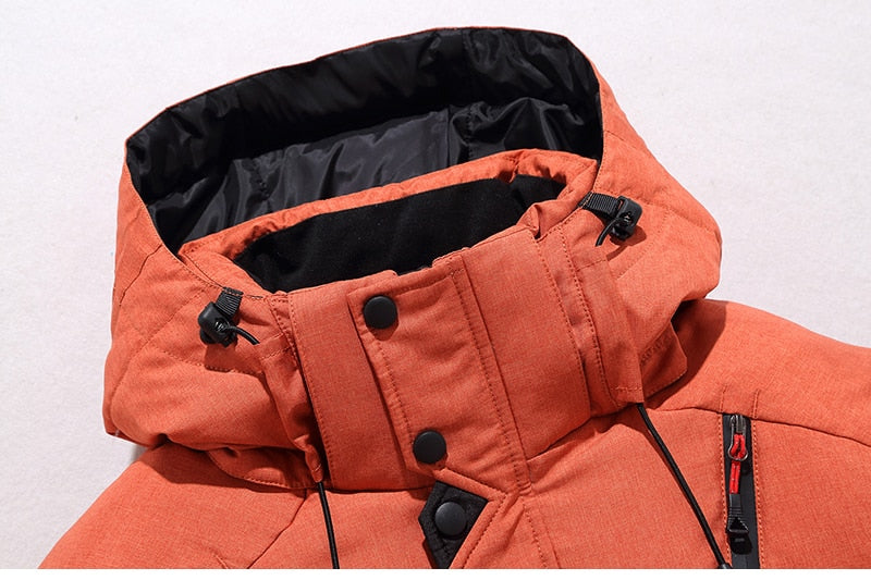 Sportliche Herrenjacke mit abnehmbarer Kapuze und praktischen Taschen | A&B - 20 - Annoboutique