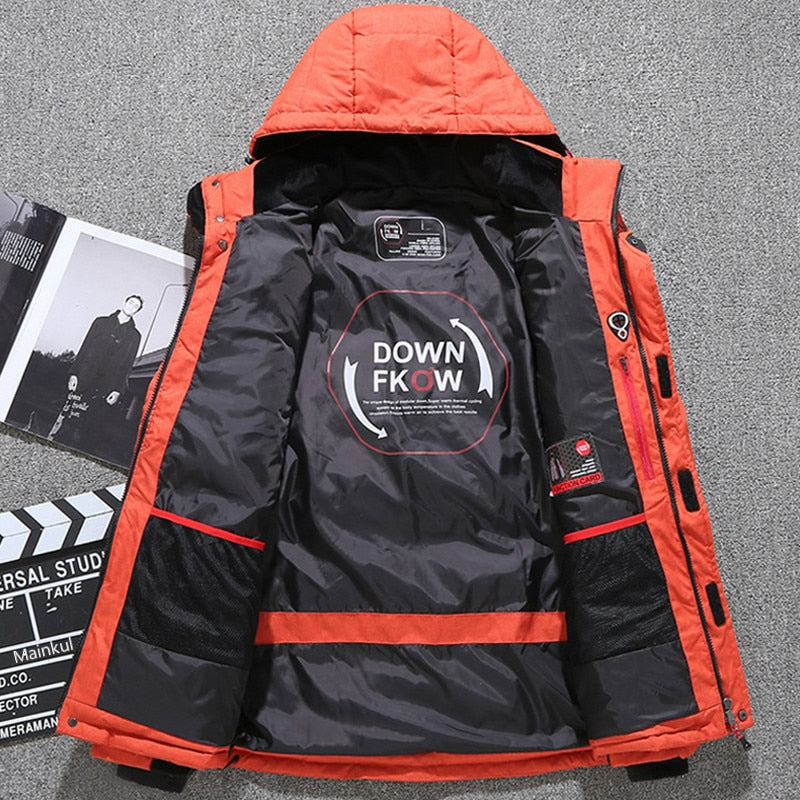 Sportliche Herrenjacke mit abnehmbarer Kapuze und praktischen Taschen | A&B - 22 - Annoboutique