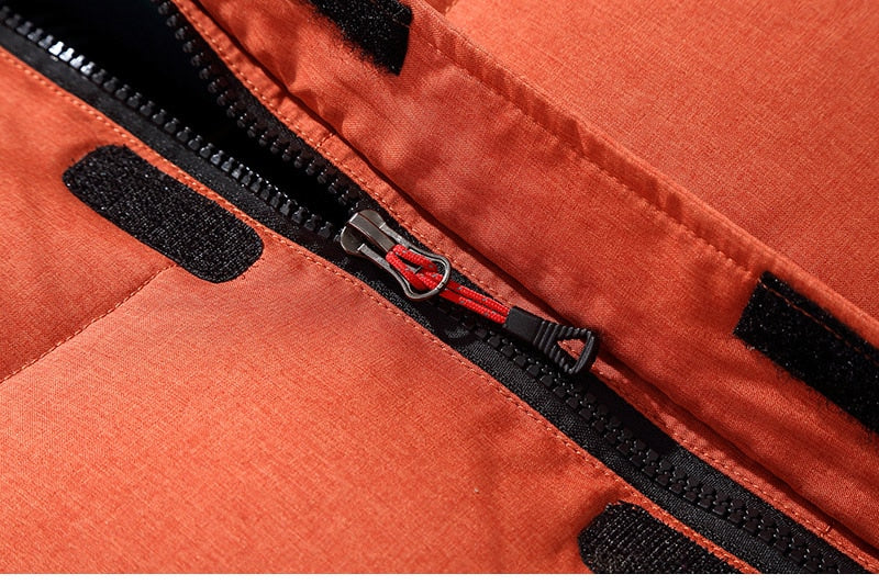 Sportliche Herrenjacke mit abnehmbarer Kapuze und praktischen Taschen | A&B - 23 - Annoboutique