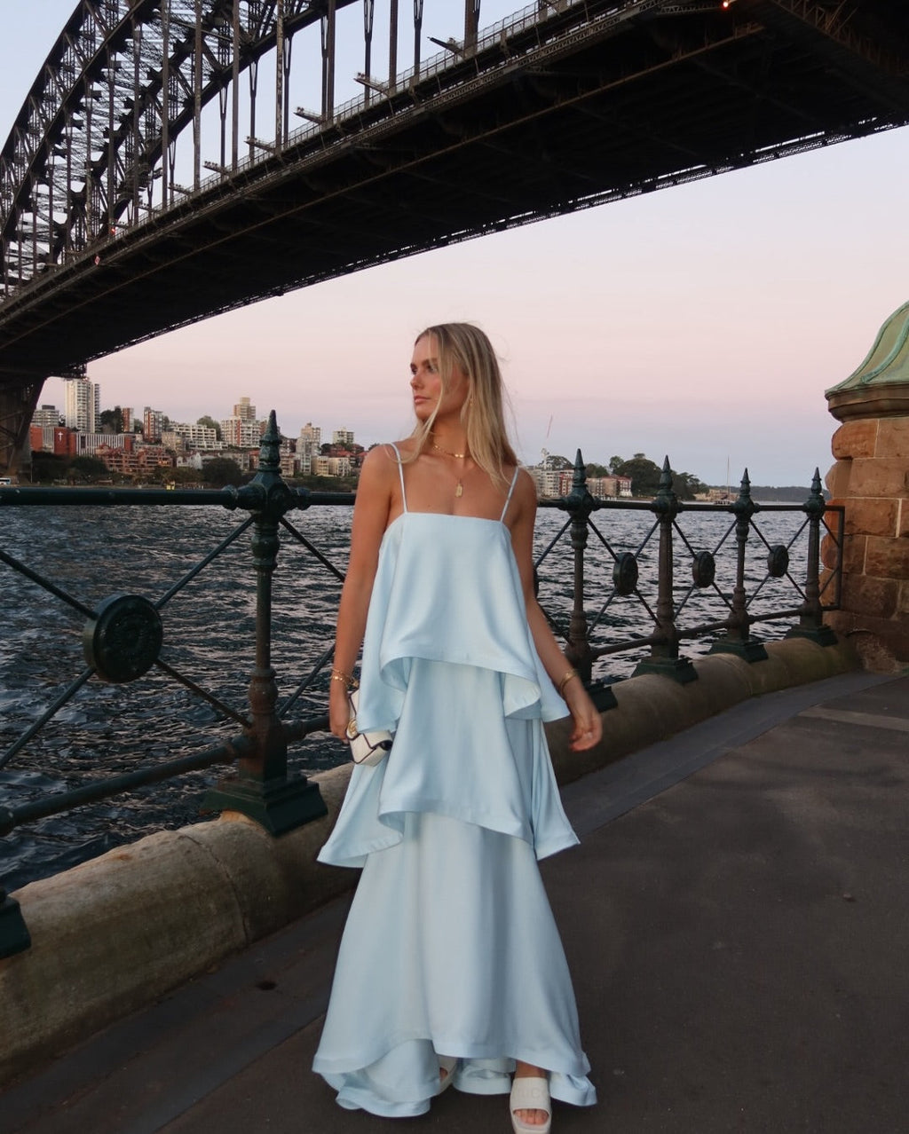 Maxikleid Damen mit fließendem Schnitt und asymmetrischem Saum | A&B - 2 - Annoboutique
