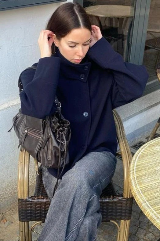 Damenjacke mit schrägem Kragen und modischen Knopfdetails | A&B - 6 - Annoboutique