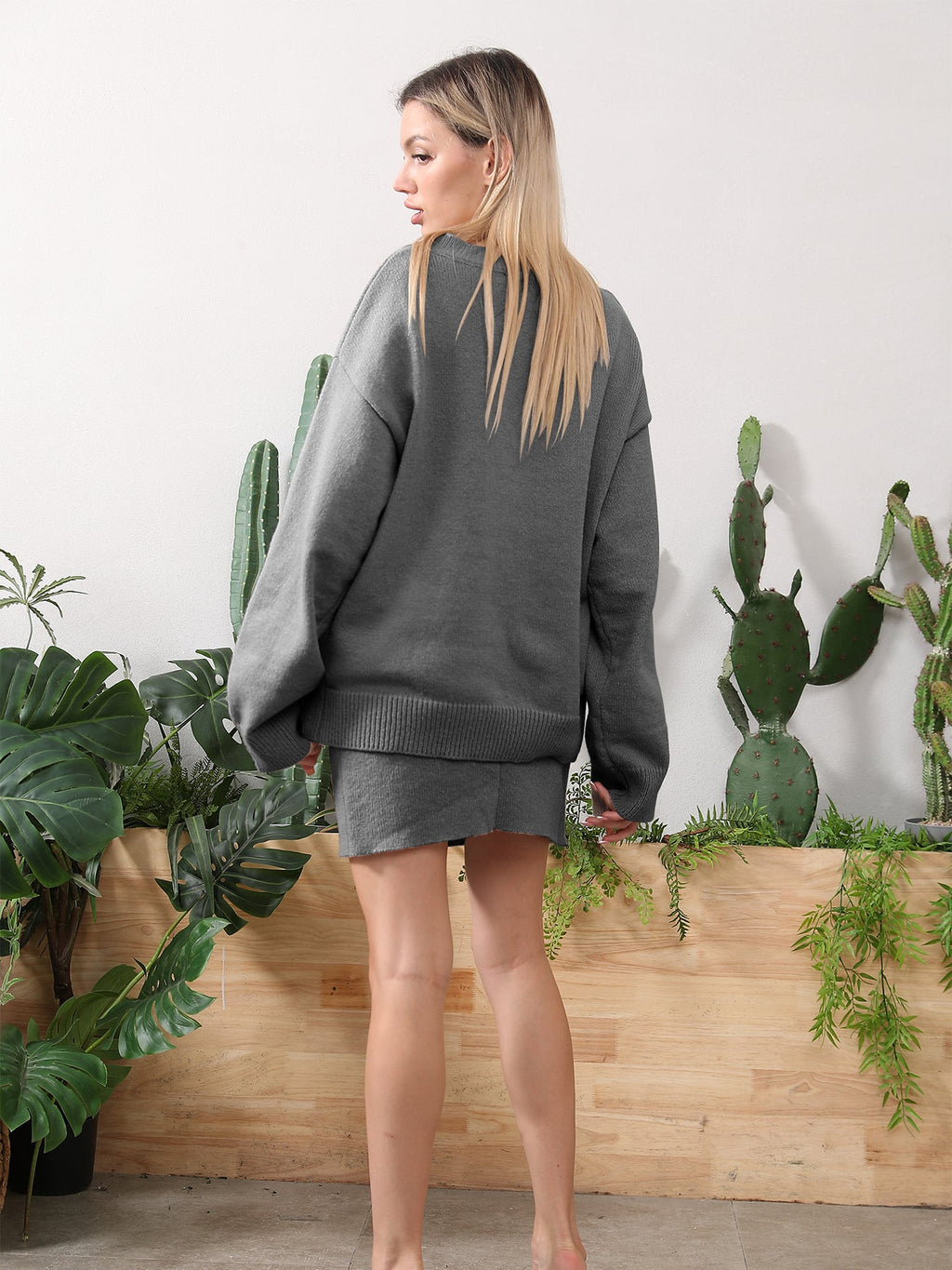 Damen Outfit mit weitem Oberteil und kurzer Silhouette | A&B - 1 - Annoboutique
