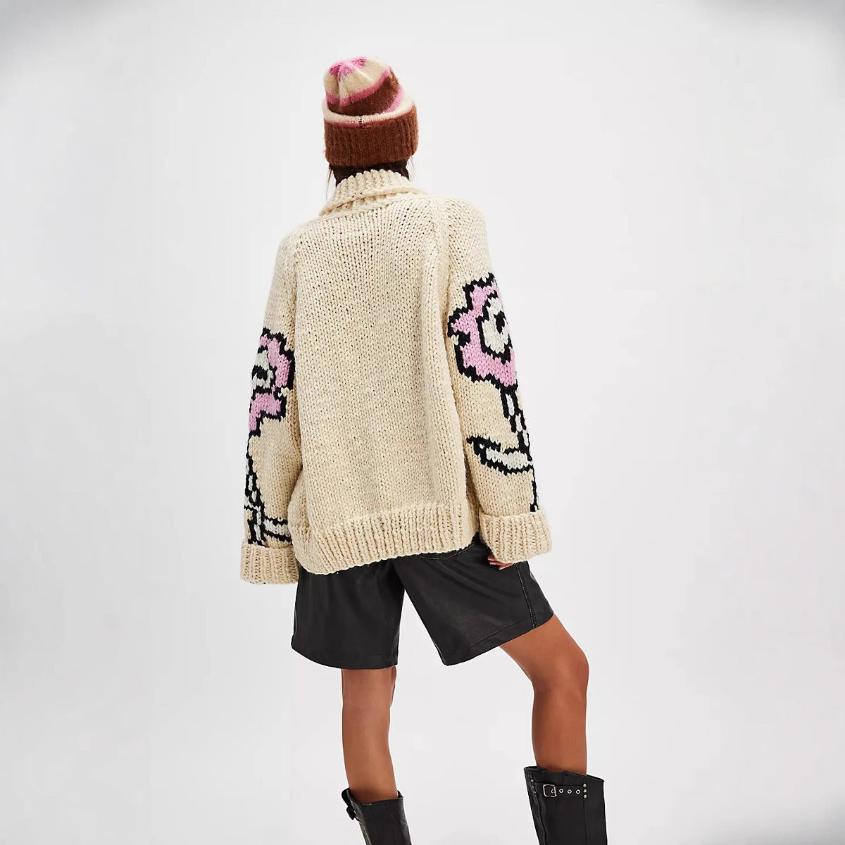 Cardigan Damen Oversize mit floralem Design und Schalkragen | A&B - 3 - Annoboutique
