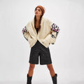 Cardigan Damen Oversize mit floralem Design und Schalkragen | A&B - 6 - Annoboutique