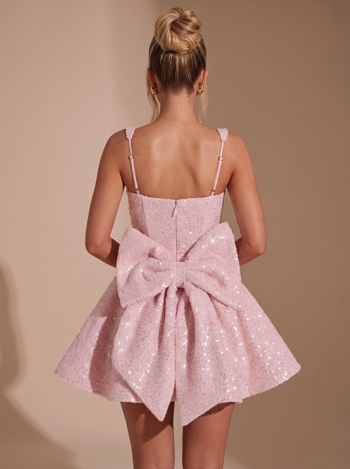Kleid Damen mit ausgestelltem Schnitt und großem Rückendetail | A&B - 3 - Annoboutique