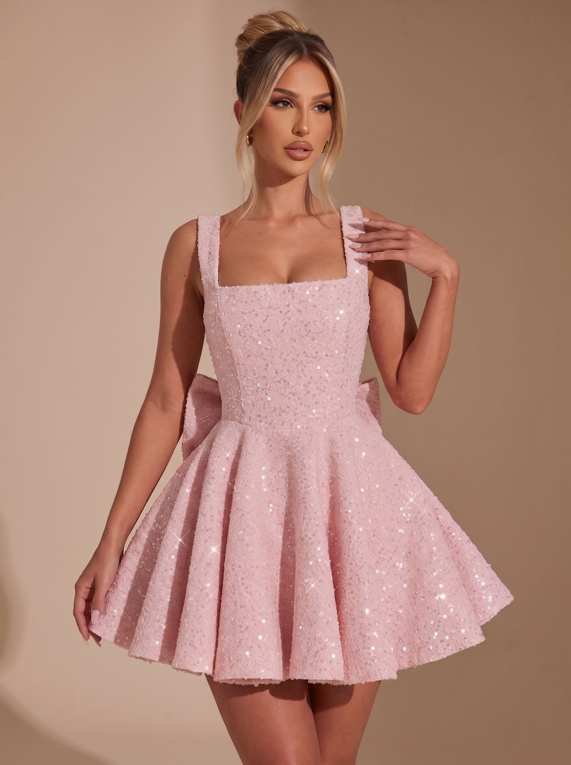 Kleid Damen mit ausgestelltem Schnitt und großem Rückendetail | A&B - 6 - Annoboutique
