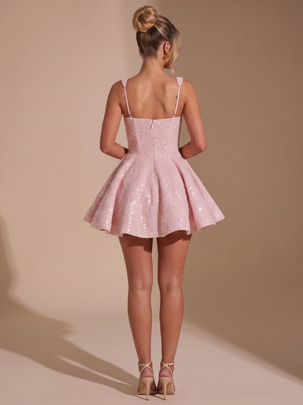 Kleid Damen mit ausgestelltem Schnitt und großem Rückendetail | A&B - 7 - Annoboutique