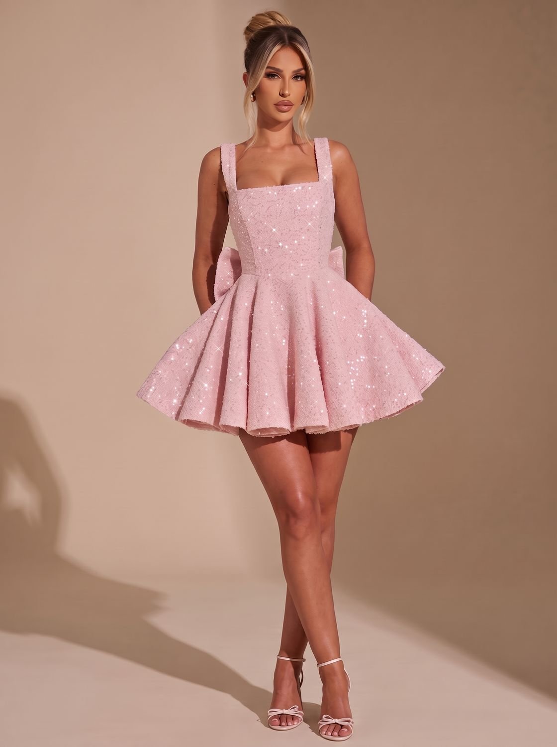 Kleid Damen mit ausgestelltem Schnitt und großem Rückendetail | A&B - 8 - Annoboutique