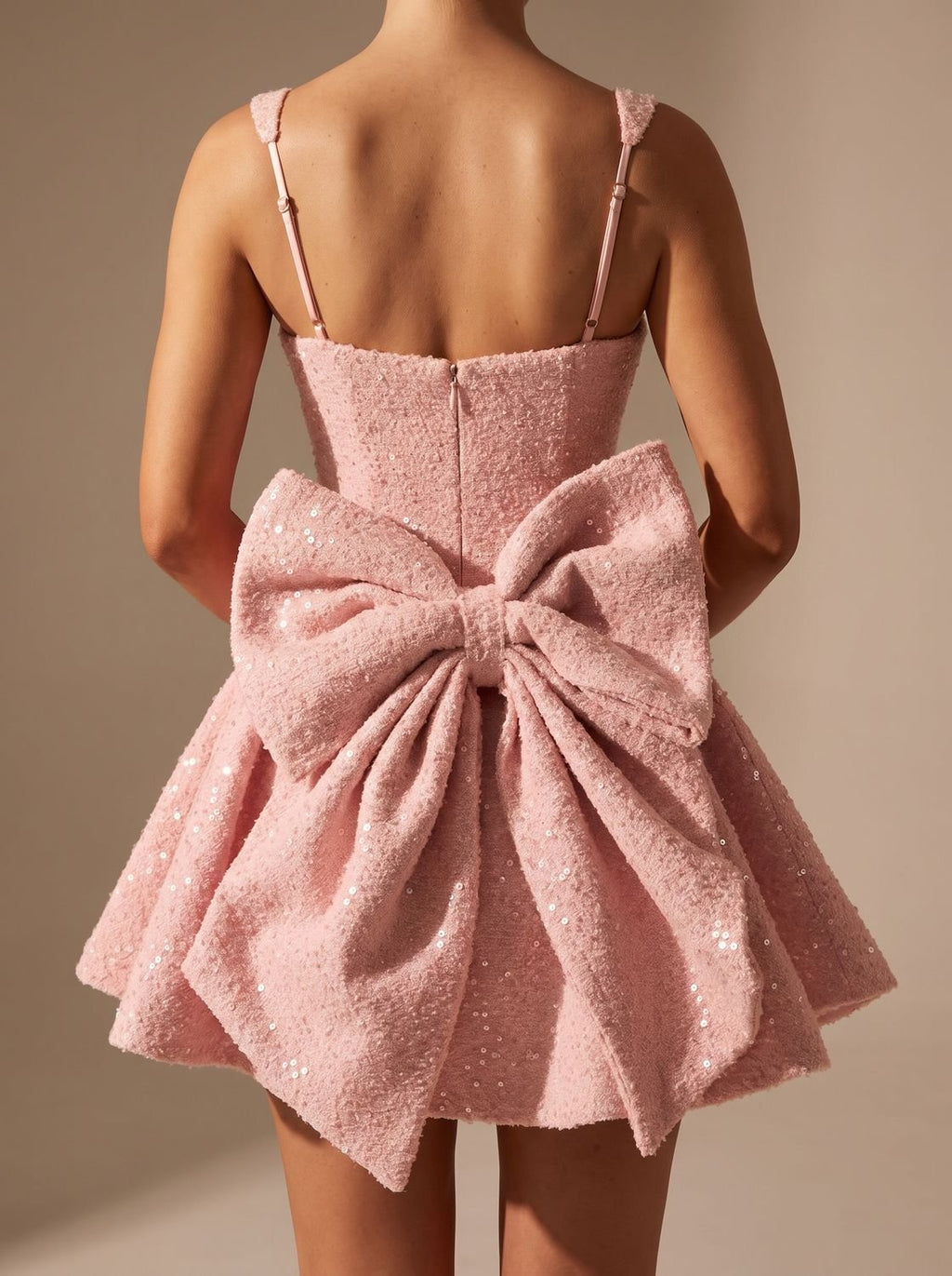 Kleid Damen mit ausgestelltem Schnitt und großem Rückendetail | A&B - 9 - Annoboutique